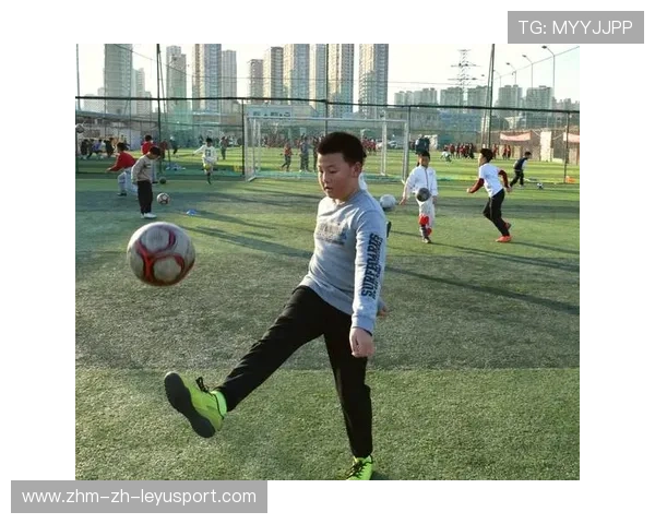 未来之星：他们会成为球队的核心吗？，未来之星足球队的教练和小队员正在研究