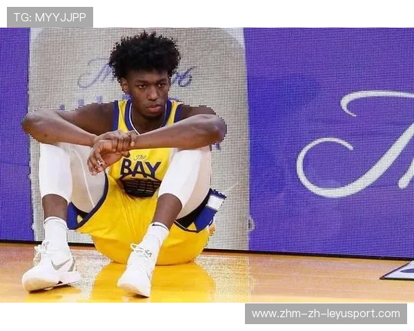 怀斯曼篮下背打命中展现力量优势